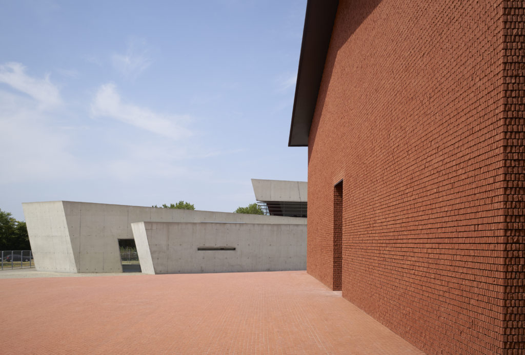 On the Vitra Campus, the Schaudepot next to Zaha Hadid’s Fire Station. Photo © Vitra Design Museum, Julien Lanoo